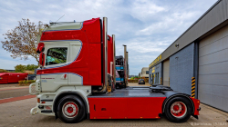 20251019-Tom-Holding-00373